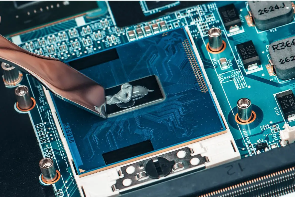 Applying Thermal Paste to the Integrated Heat Spreader