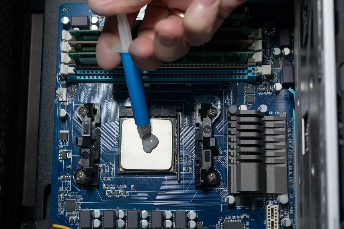 Replacing Thermal Paste on the Processor