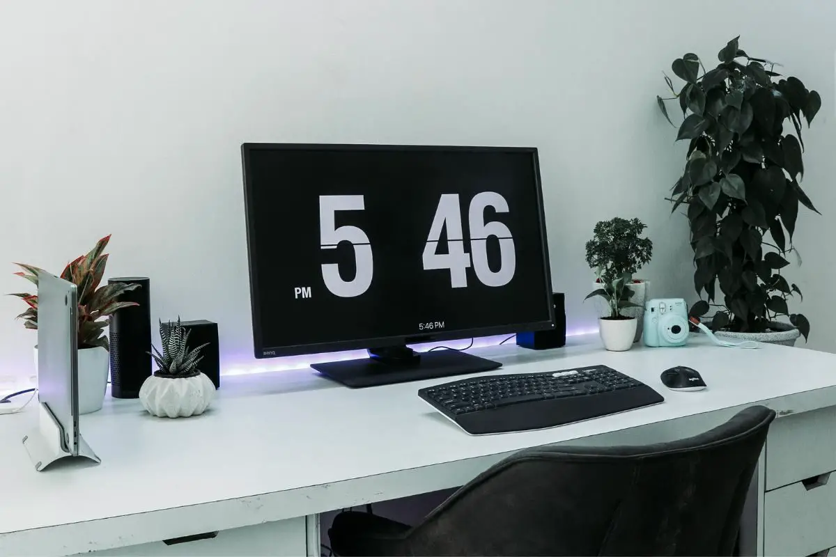 Black Computer Screen Displaying 5.46 PM Time