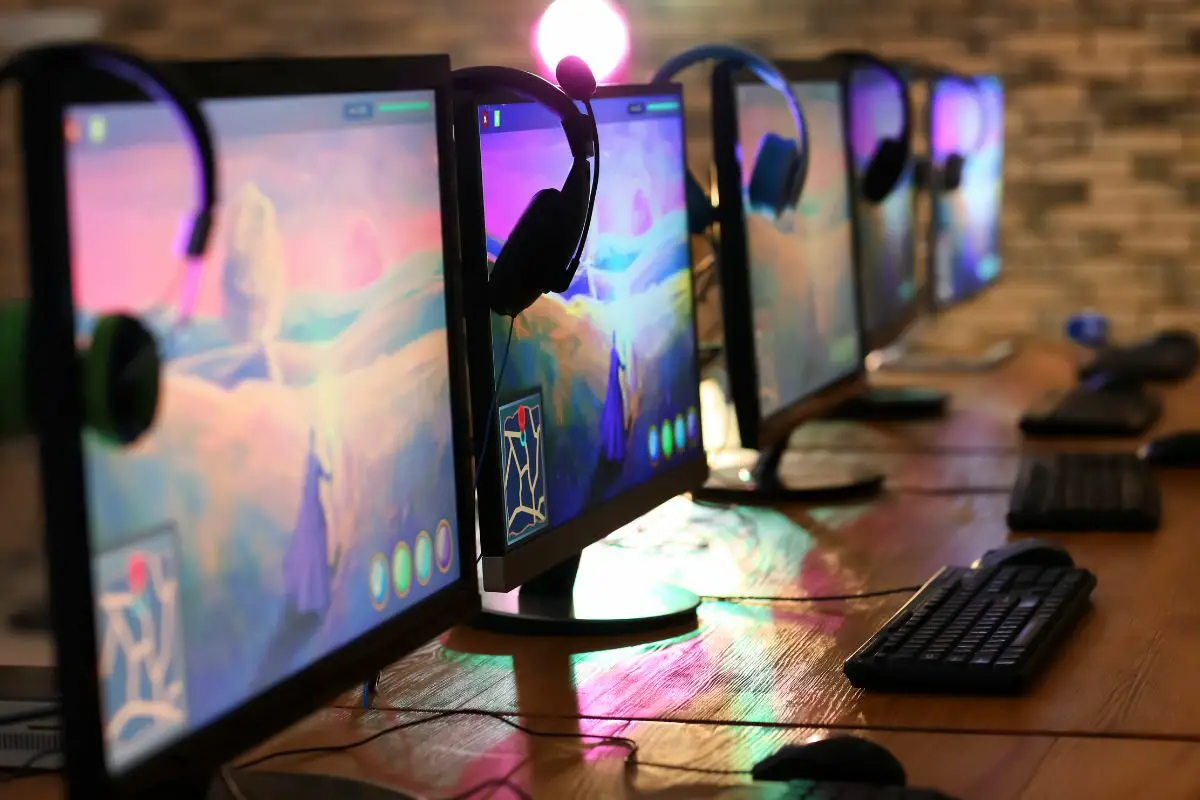 Multiple Computer Monitors Lined Up in a Computer Lab